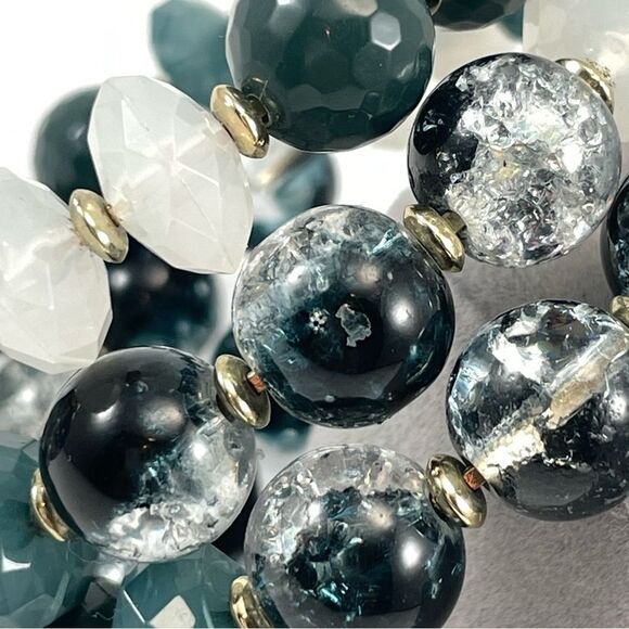 Beautiful Unsigned Chico’s Gold Tone Green White Glass Acrylic Beaded Bracelet - Picture 3 of 5